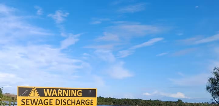 Sewage discharge warning sign at Buller River, Westport