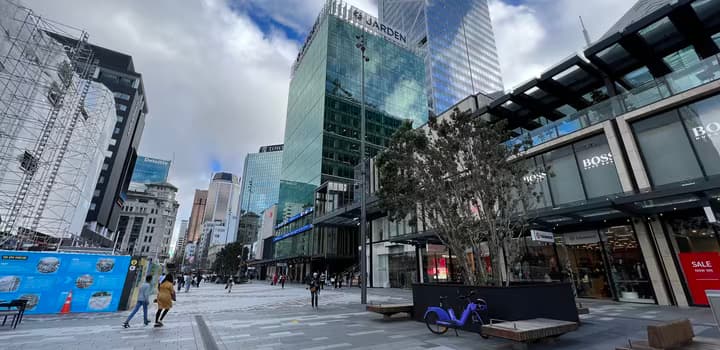Auckland-Britomart-2022-People-Walking