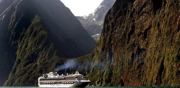 Cruising Milford Sound. Daimond Princess.